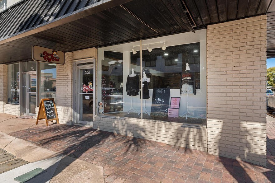 More Photos Of 200 W Main St, Leesburg Storefront Retail Residential For Lease