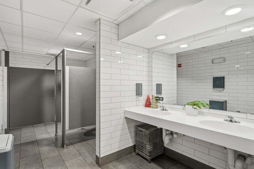 More Photos Of 706 E 23rd St, Lawrence Restaurant For Sale