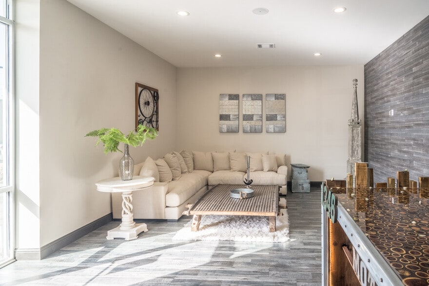 More Photos Of 1346 Motor Cir, Dallas Office For Sale