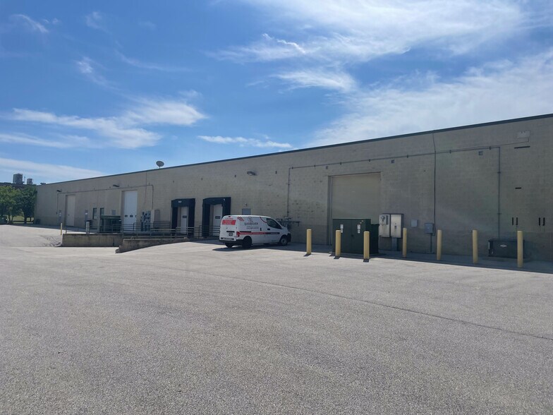 More Photos Of 8316-8350 N Steven Rd, Milwaukee Flex For Sale