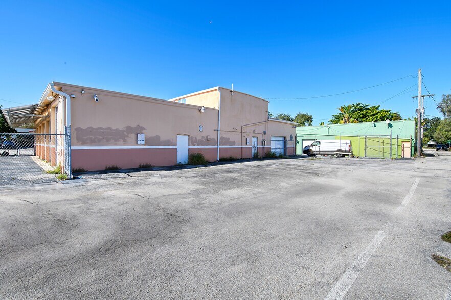 More Photos Of 700-704 N Andrews Ave, Fort Lauderdale Auto Repair For Lease