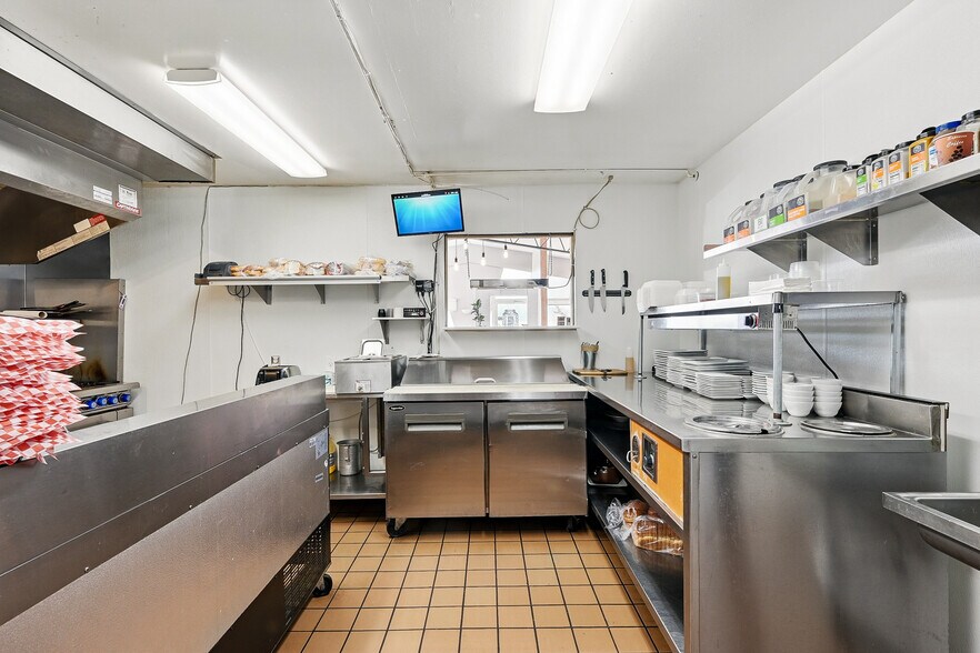 More Photos Of 91 E Main St, Bicknell Hotel For Sale