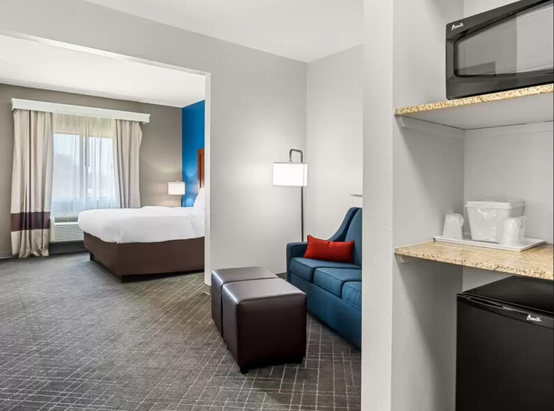 More Photos Of 200 Centennial Blvd, Lindale Hotel For Sale