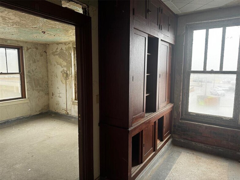 More Photos Of 14 E 9th St, Shawnee Office Residential For Sale