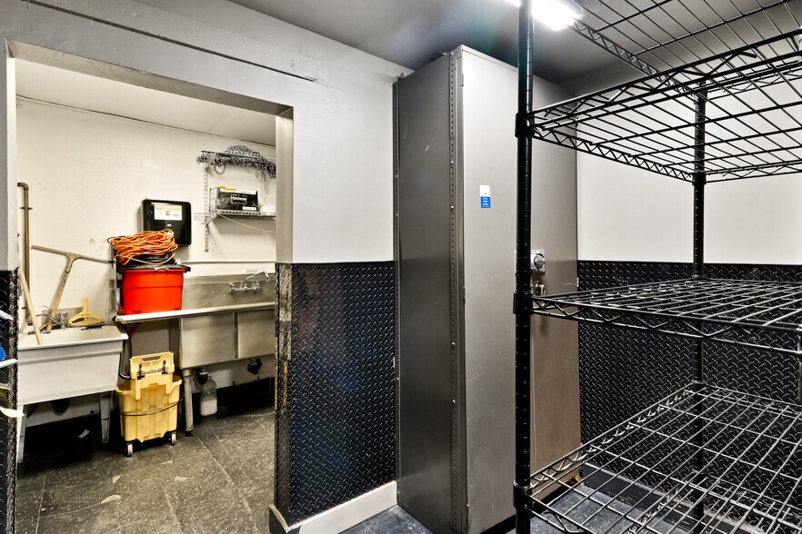 More Photos Of 3715 International Blvd, Oakland Convenience Store For Sale