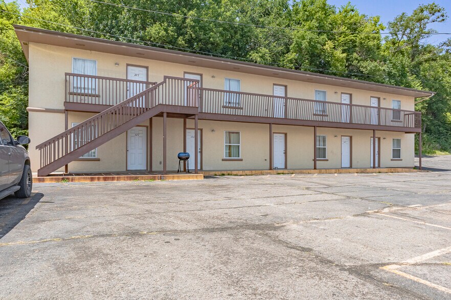More Photos Of 820 S Washington St, Junction City Hotel For Sale
