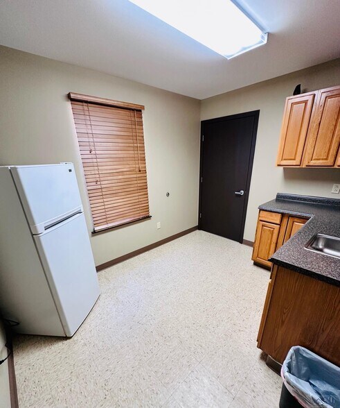 More Photos Of 188 Technology Ln, Gray Warehouse For Lease