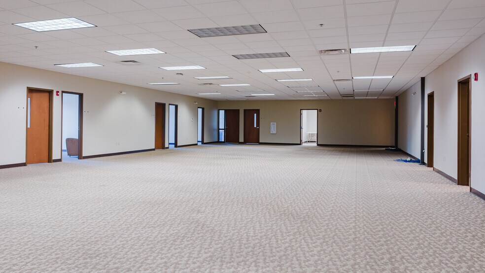 More Photos Of 220 S Noah Dr, Saxonburg Distribution For Lease