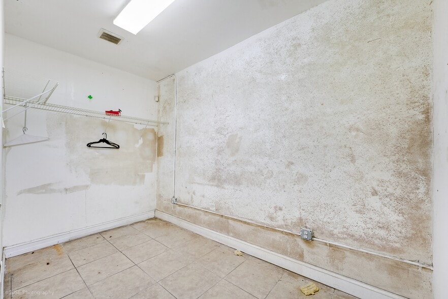 More Photos Of 2381-2389 NW 54th St, Miami Freestanding For Lease