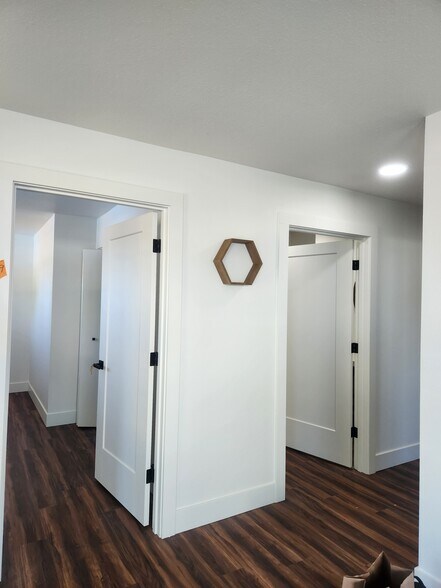 More Photos Of 2115 McDonald, McMinnville Storefront Retail Office For Lease