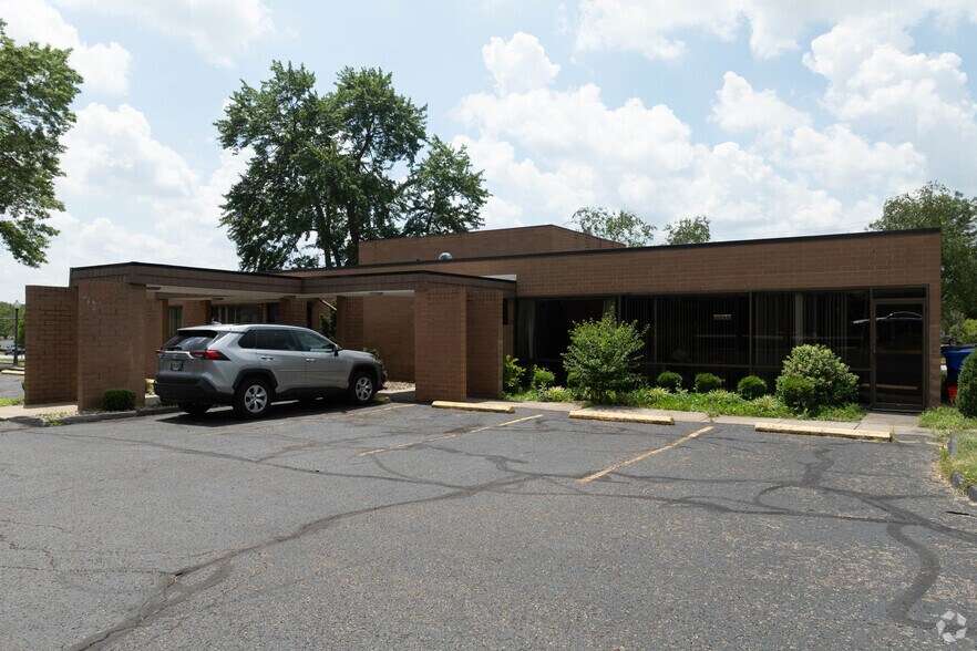 More Photos Of 2341 Oakwood Dr, Cuyahoga Falls Office For Lease