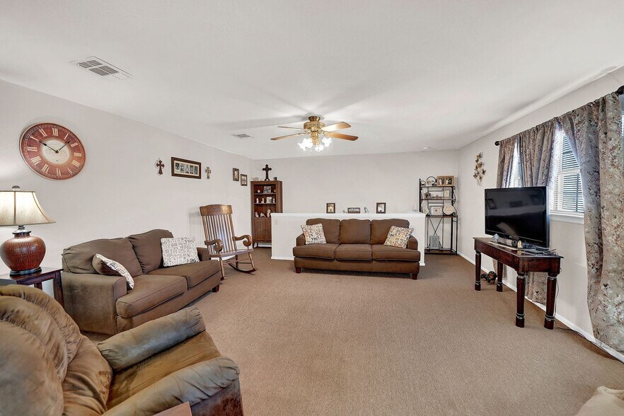 More Photos Of 389 Interstate 35 S, Devine Unknown For Lease