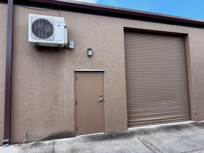 More Photos Of 279-299 Interstate Ct, Sarasota Warehouse For Lease