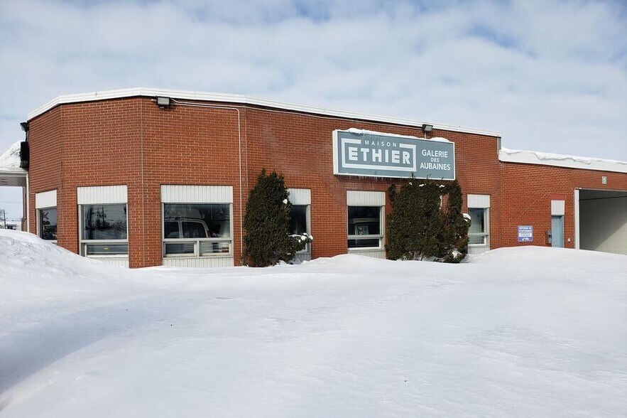 More Photos Of 126 Rue Jacques-Cartier N, St-Jean Storefront For Sale