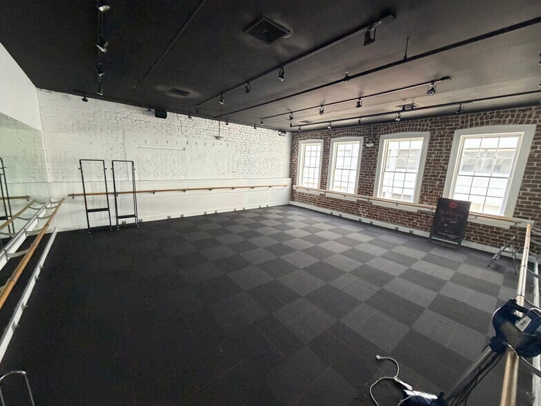 More Photos Of 10 Whitaker St, Savannah Storefront Retail Residential For Lease