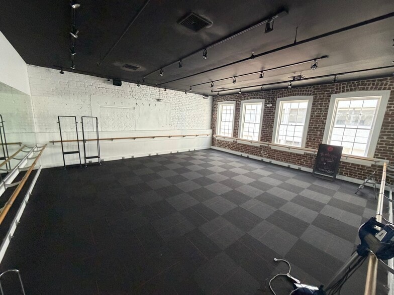 More Photos Of 10 Whitaker St, Savannah Storefront Retail Residential For Lease