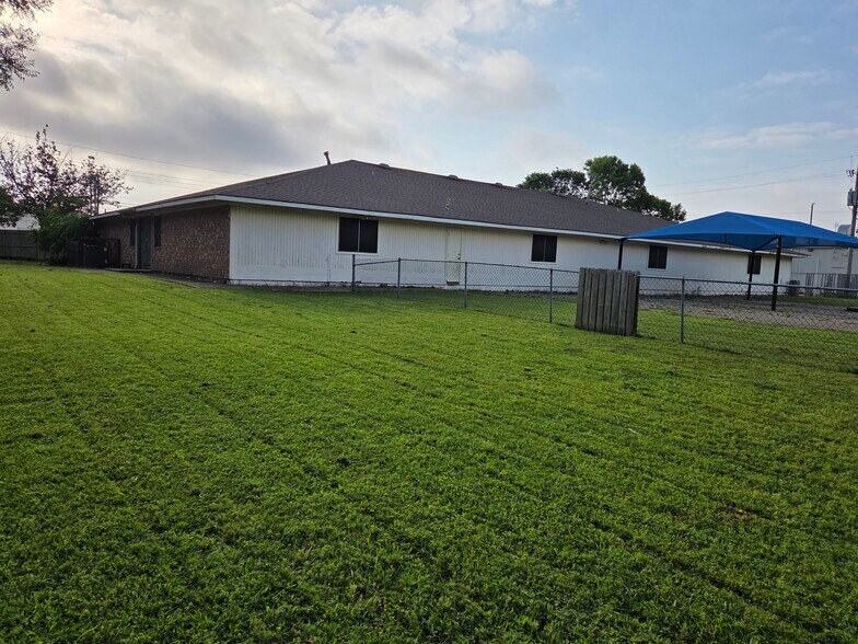 More Photos Of 1339 N Masters Dr, Dallas General Retail For Sale