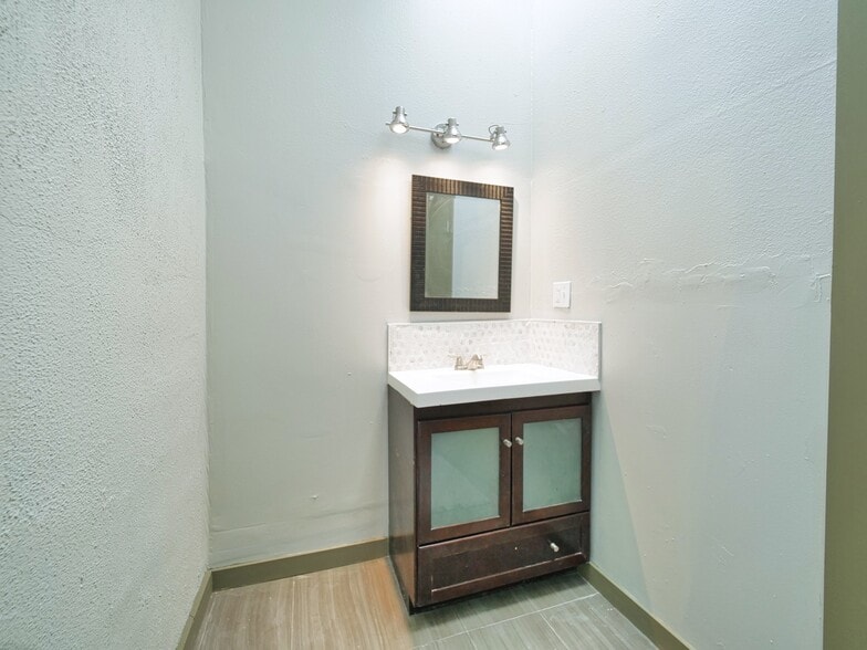 More Photos Of 9614-9616 MacArthur Blvd, Oakland Religious Facility For Lease