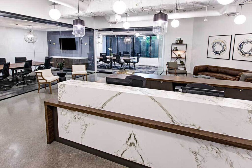 More Photos Of 21550 Oxnard St, Woodland Hills Office For Lease