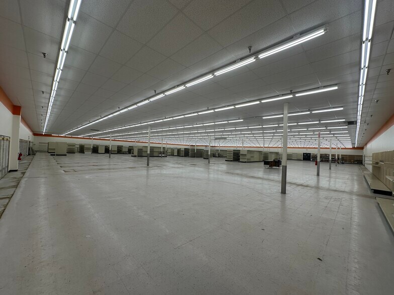 More Photos Of 102 Utica St, Hamilton Storefront For Sale