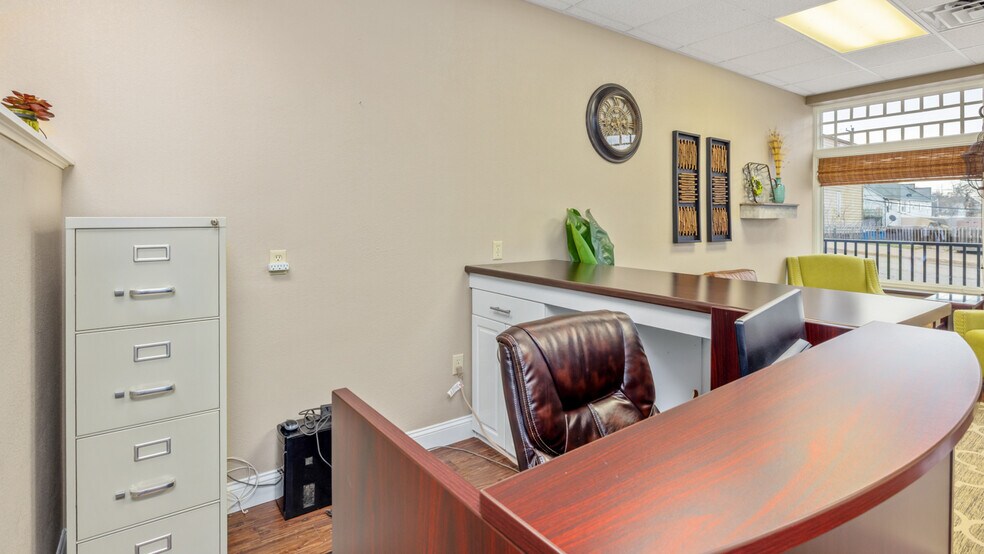 More Photos Of 206-216 E Ludington St, Iron Mountain Medical For Sale