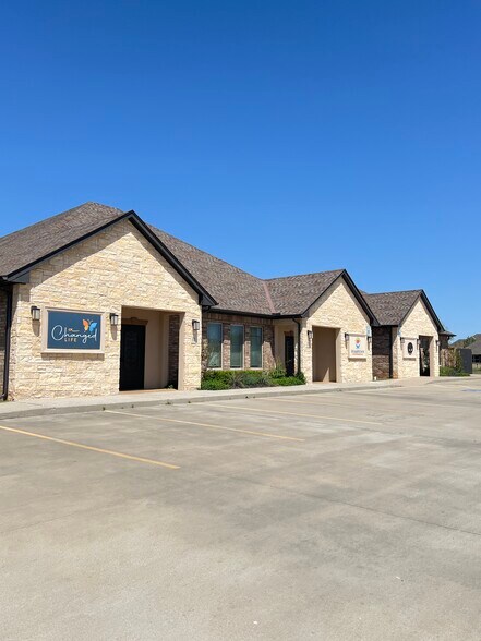 More Photos Of 11900 N MacArthur, Oklahoma City Office For Lease