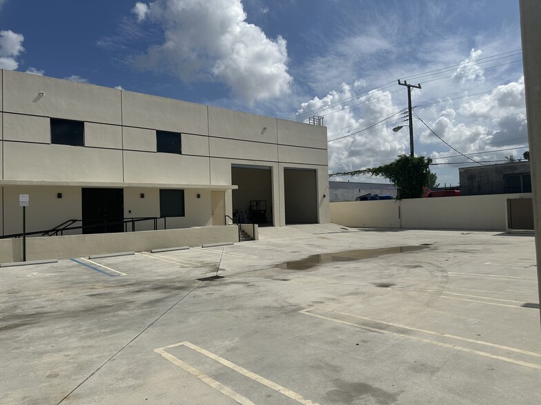 Primary Photo Of 4733 E 10th Ln, Hialeah Showroom For Sale