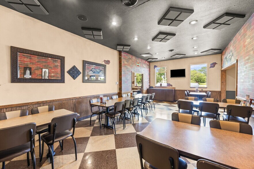 More Photos Of 2150 N State St, Iola Restaurant For Lease