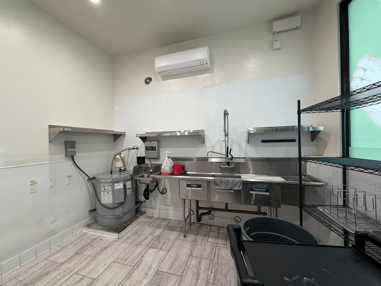 More Photos Of 161-163 S Crescent Heights Blvd, Los Angeles Storefront Retail Residential For Lease