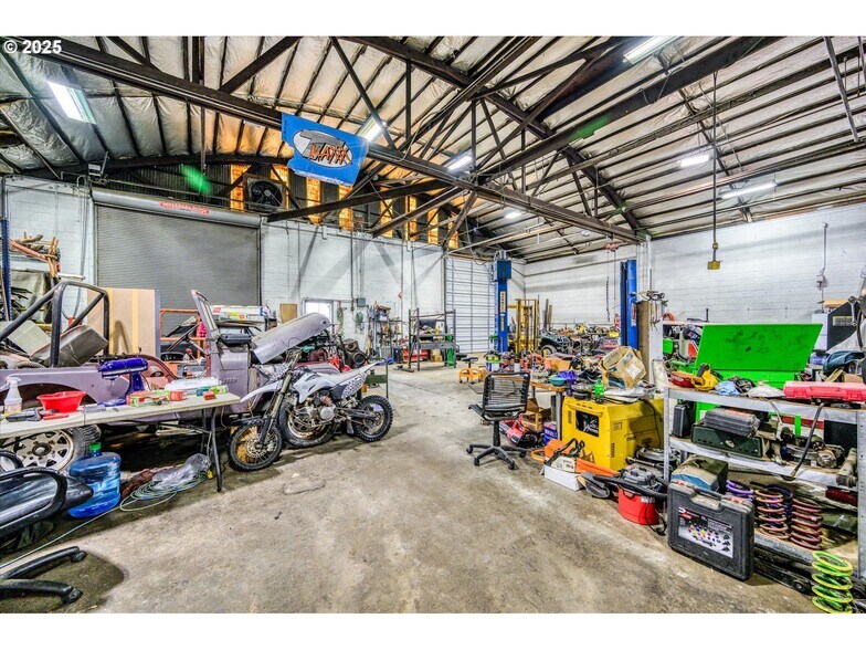 More Photos Of 364 28th St, Springfield Freestanding For Sale