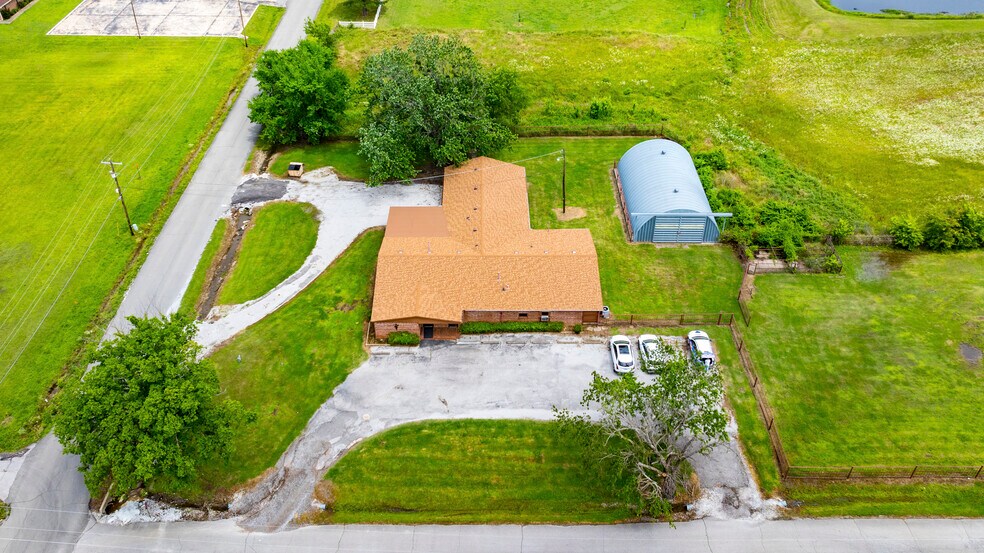 More Photos Of 1404 S B St, Henryetta Veterinarian Kennel For Sale