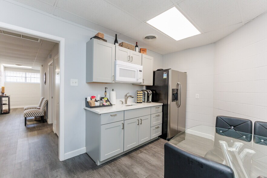 More Photos Of 525 Clifford St, Corpus Christi Office For Sale