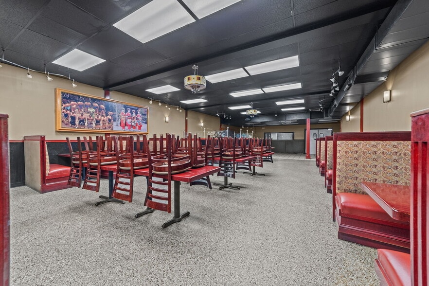 More Photos Of 607 S Main St, King Department Store For Lease