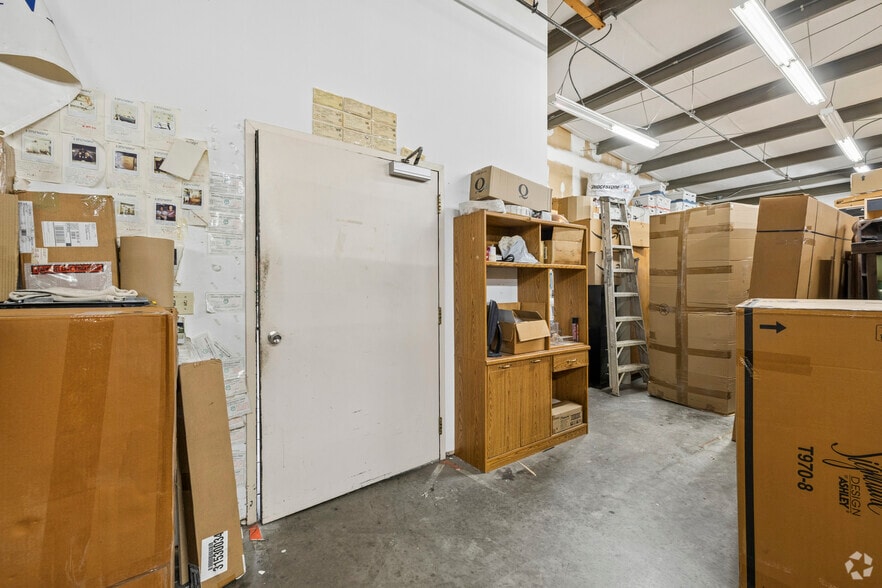 More Photos Of 1076 Sunset Blvd, West Columbia Showroom For Lease