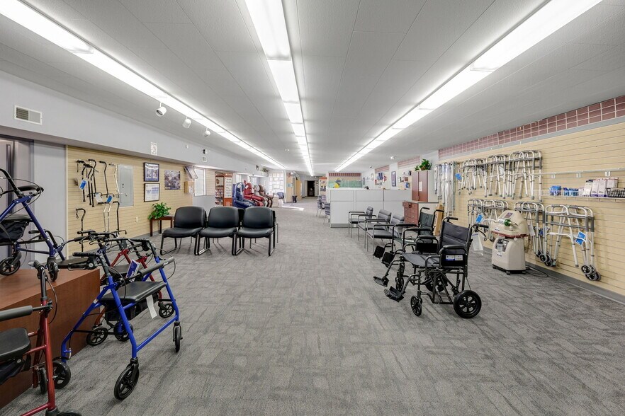 More Photos Of 2645-2655 W Central Ave, Toledo Showroom For Sale