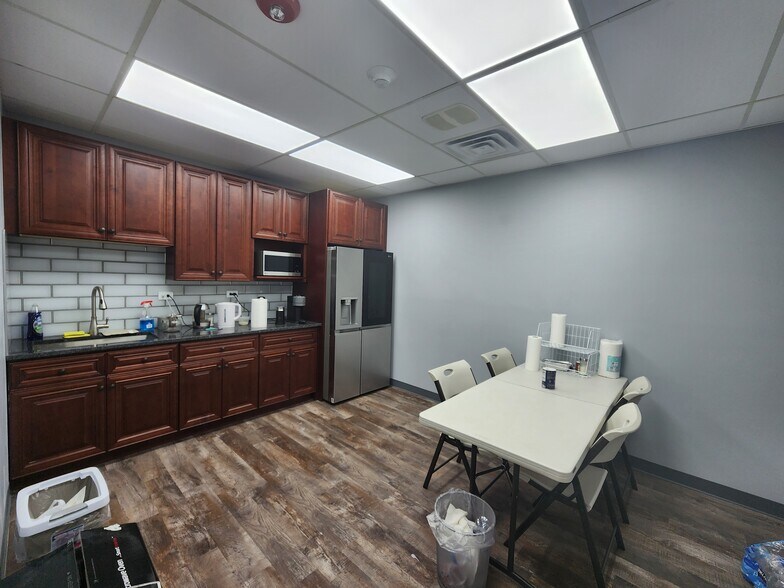 More Photos Of 1280-1330 Powis Rd, West Chicago Truck Terminal For Sale