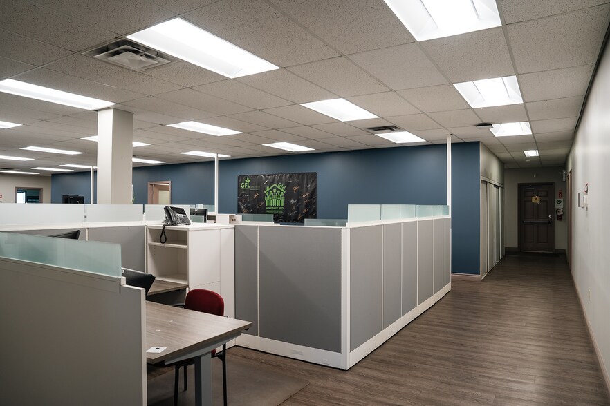 More Photos Of 200 Eastport Blvd, Hamilton Warehouse For Lease