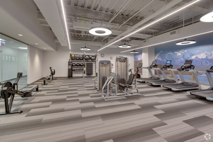 More Photos Of 2021 Spring Rd, Oak Brook Office For Lease