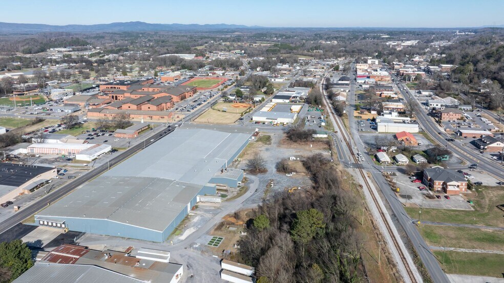 More Photos Of 410 S River St, Calhoun Warehouse For Lease