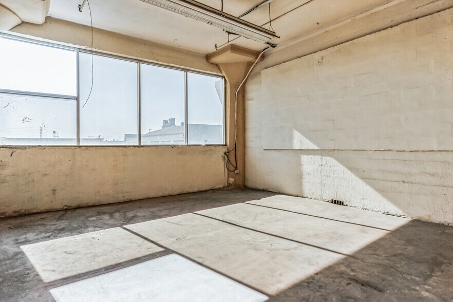 More Photos Of 3640-3654 E Olympic Blvd, Los Angeles Flex For Lease