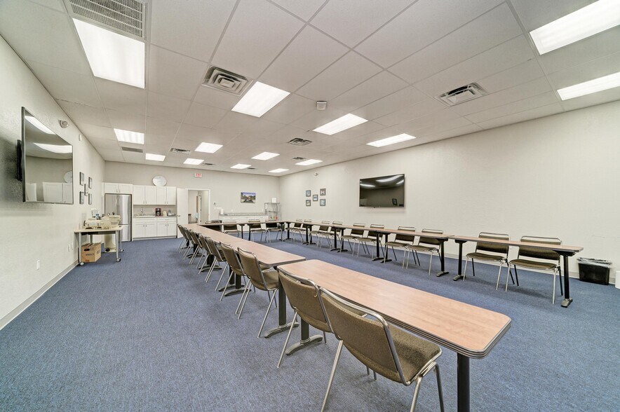 More Photos Of 2555 Porter Lake Dr, Sarasota Light Manufacturing For Sale