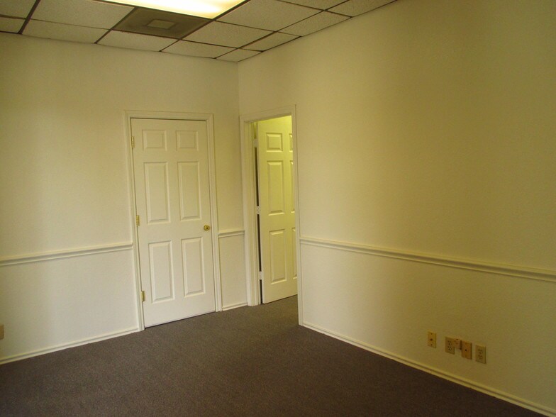 More Photos Of 303 N Carroll Blvd, Denton Office For Lease