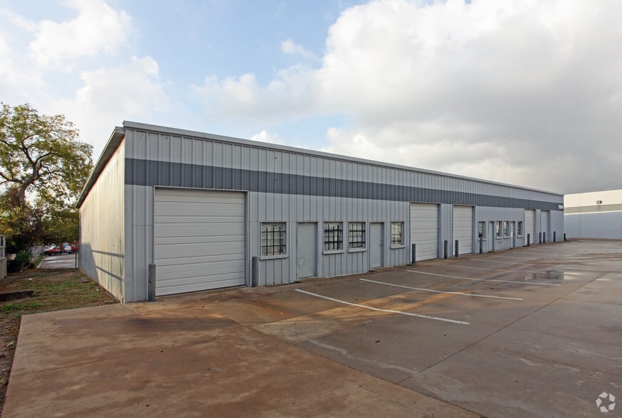 More Photos Of 11056 Shady Trl, Dallas Unknown For Lease