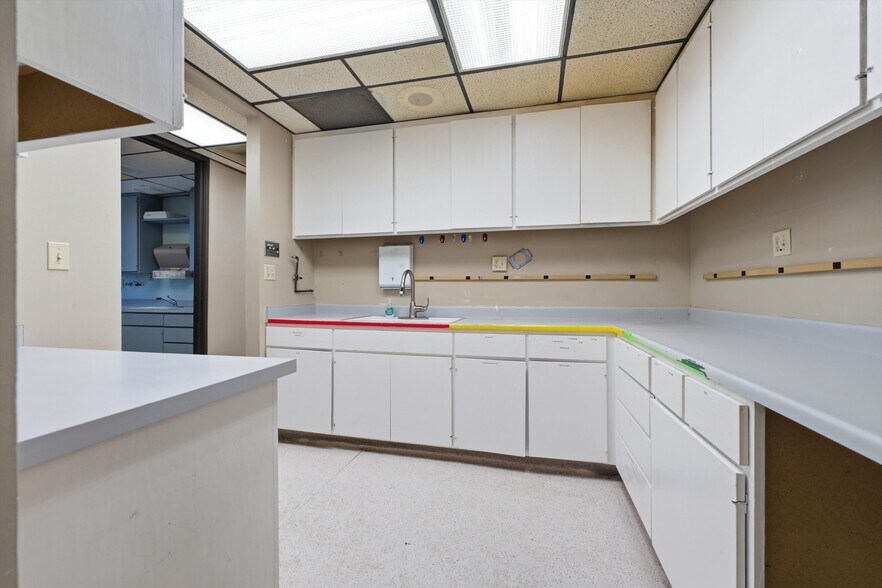 More Photos Of 1669 W Avenue J, Lancaster Medical For Lease