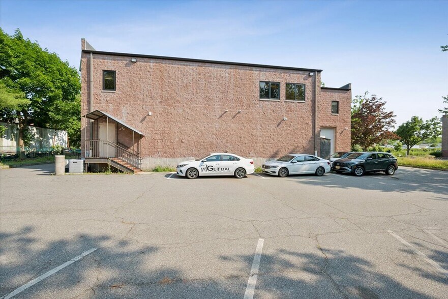 More Photos Of 144 12th St, Piscataway Light Distribution For Lease