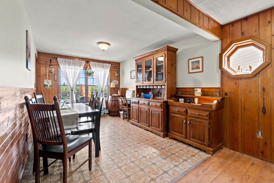 More Photos Of 25 Beacon St, Amesbury Showroom For Sale