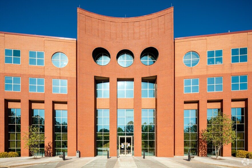 More Photos Of 1661 International Dr, Memphis Office For Lease