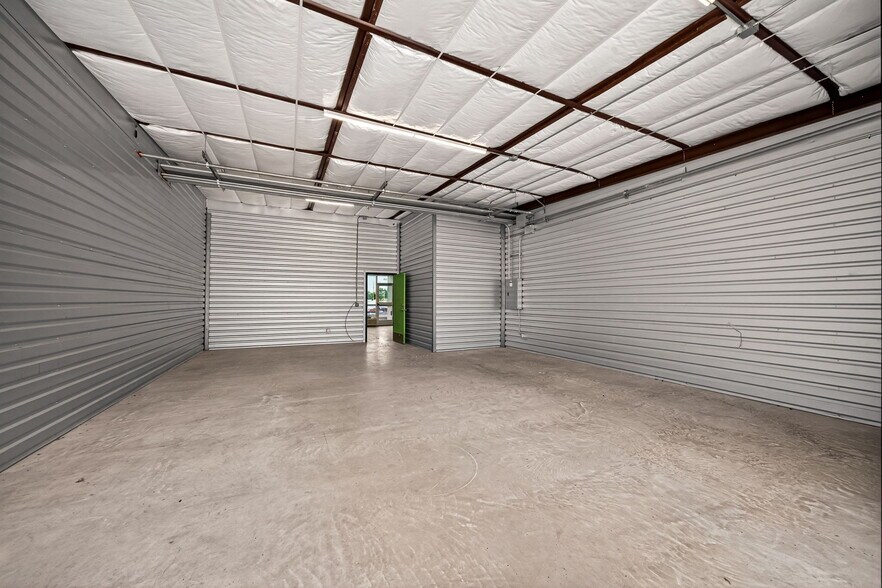 More Photos Of 8114 City Base Landing, San Antonio Unknown For Lease