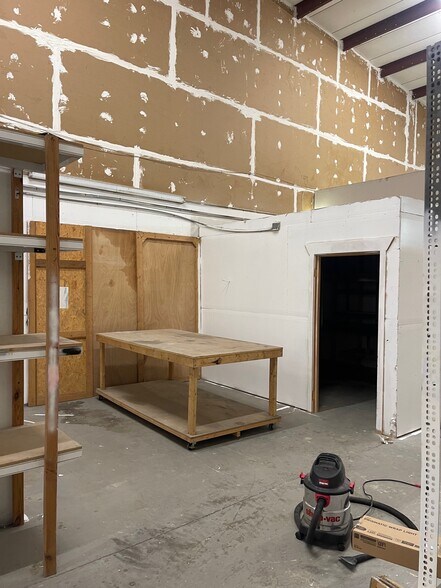 More Photos Of 9161 131st Pl N, Largo Warehouse For Lease