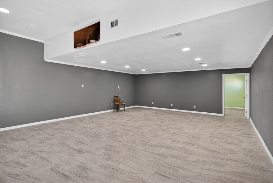 More Photos Of 11010 W Joan Dr, Odessa Warehouse For Lease